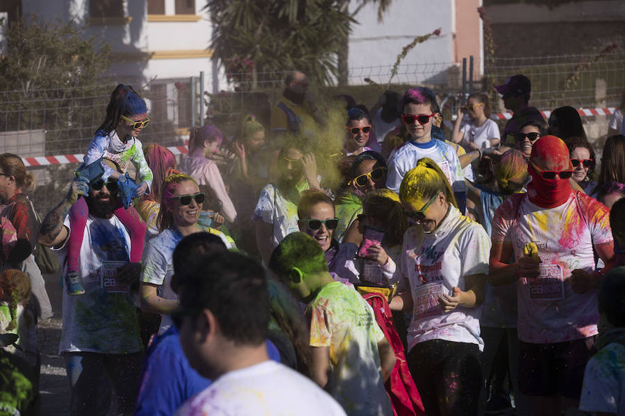 Han sido muchas las familias con niños que se han animado así a empezar el Día de Andalucía corriendo entre polvos de colores. En total, más de 4.000 personas