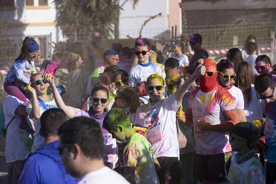 Han sido muchas las familias con niños que se han animado así a empezar el Día de Andalucía corriendo entre polvos de colores. En total, más de 4.000 personas