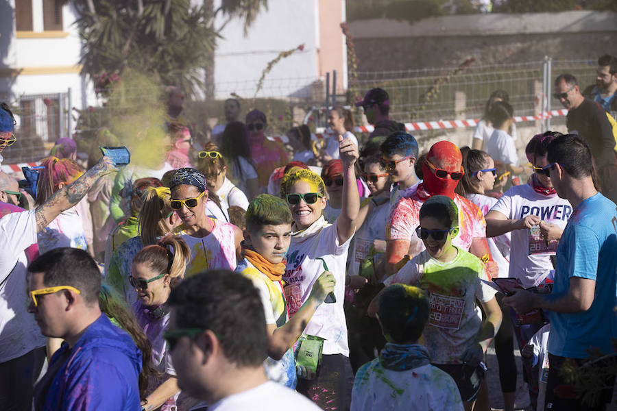 Han sido muchas las familias con niños que se han animado así a empezar el Día de Andalucía corriendo entre polvos de colores. En total, más de 4.000 personas