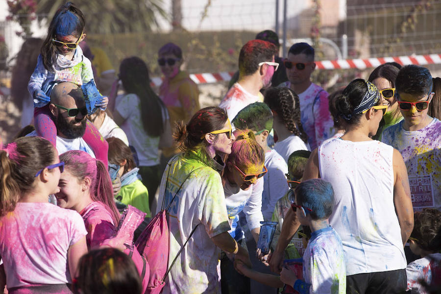 Han sido muchas las familias con niños que se han animado así a empezar el Día de Andalucía corriendo entre polvos de colores. En total, más de 4.000 personas