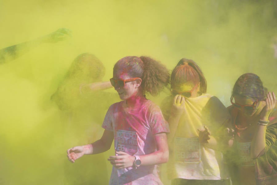 Han sido muchas las familias con niños que se han animado así a empezar el Día de Andalucía corriendo entre polvos de colores. En total, más de 4.000 personas