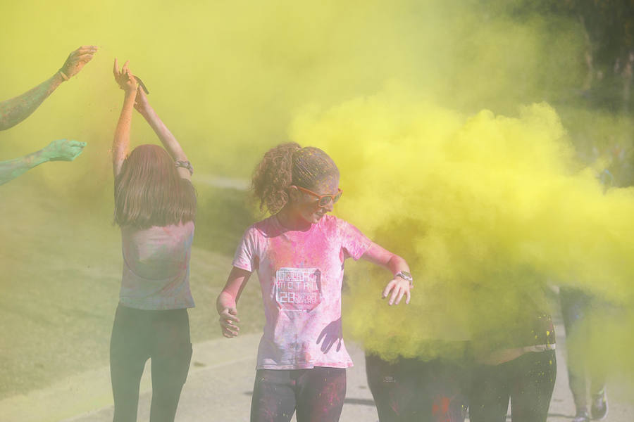 Han sido muchas las familias con niños que se han animado así a empezar el Día de Andalucía corriendo entre polvos de colores. En total, más de 4.000 personas