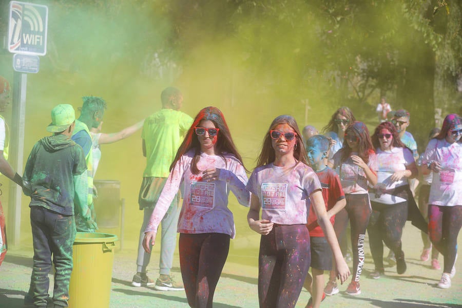 Han sido muchas las familias con niños que se han animado así a empezar el Día de Andalucía corriendo entre polvos de colores. En total, más de 4.000 personas