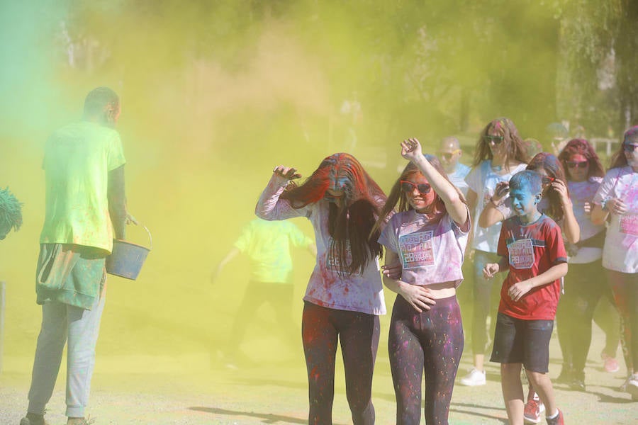 Han sido muchas las familias con niños que se han animado así a empezar el Día de Andalucía corriendo entre polvos de colores. En total, más de 4.000 personas