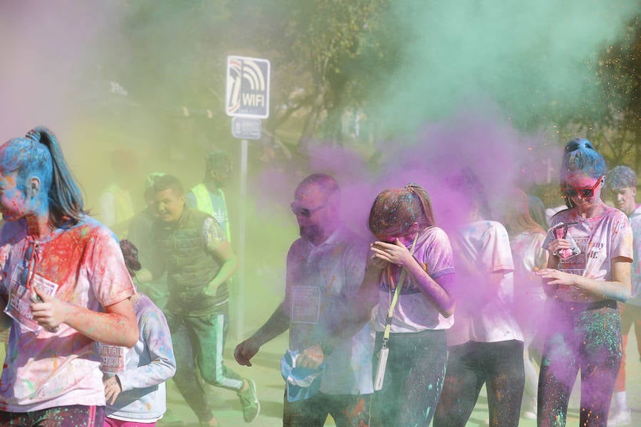 Han sido muchas las familias con niños que se han animado así a empezar el Día de Andalucía corriendo entre polvos de colores. En total, más de 4.000 personas