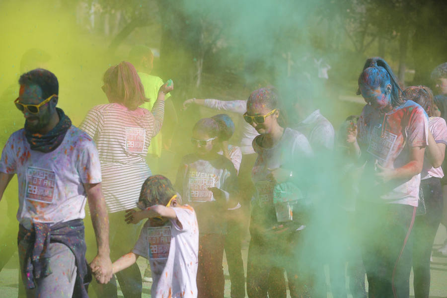 Han sido muchas las familias con niños que se han animado así a empezar el Día de Andalucía corriendo entre polvos de colores. En total, más de 4.000 personas