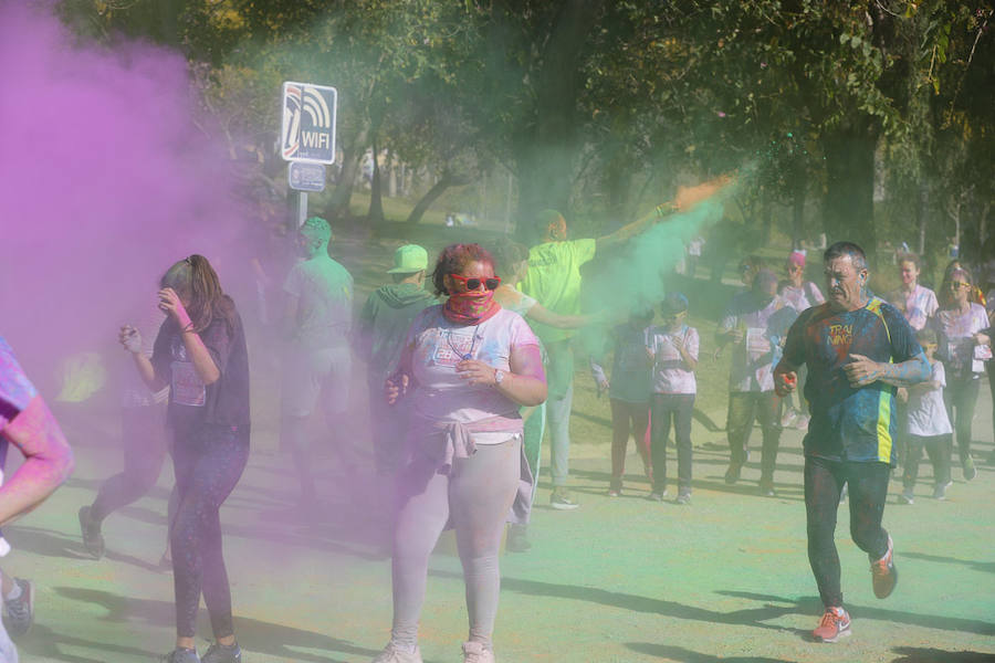 Han sido muchas las familias con niños que se han animado así a empezar el Día de Andalucía corriendo entre polvos de colores. En total, más de 4.000 personas