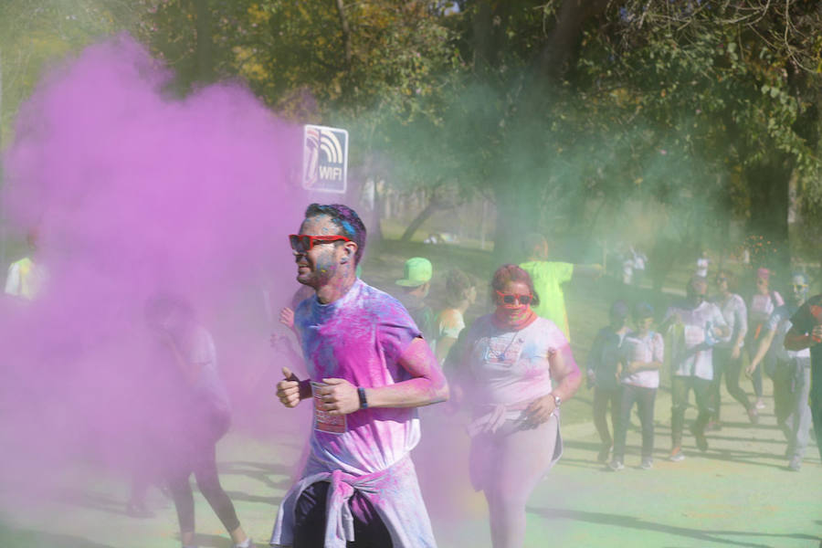 Han sido muchas las familias con niños que se han animado así a empezar el Día de Andalucía corriendo entre polvos de colores. En total, más de 4.000 personas