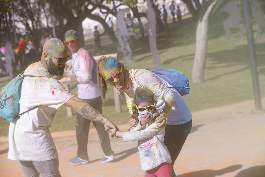 Han sido muchas las familias con niños que se han animado así a empezar el Día de Andalucía corriendo entre polvos de colores. En total, más de 4.000 personas