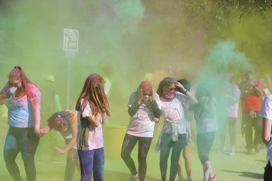 Han sido muchas las familias con niños que se han animado así a empezar el Día de Andalucía corriendo entre polvos de colores. En total, más de 4.000 personas