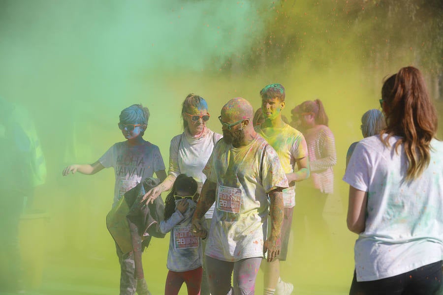 Han sido muchas las familias con niños que se han animado así a empezar el Día de Andalucía corriendo entre polvos de colores. En total, más de 4.000 personas