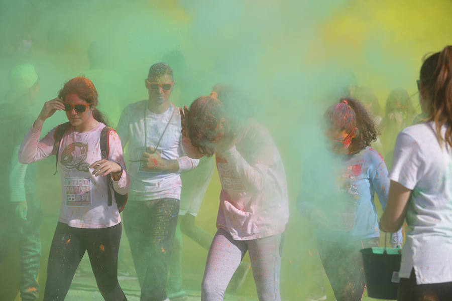 Han sido muchas las familias con niños que se han animado así a empezar el Día de Andalucía corriendo entre polvos de colores. En total, más de 4.000 personas