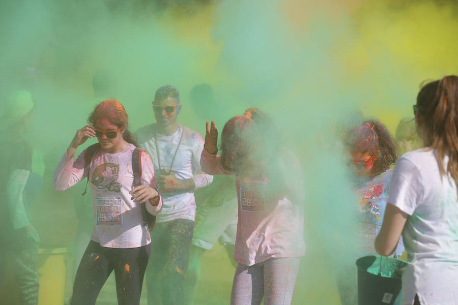 Han sido muchas las familias con niños que se han animado así a empezar el Día de Andalucía corriendo entre polvos de colores. En total, más de 4.000 personas