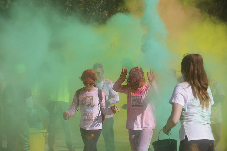 Han sido muchas las familias con niños que se han animado así a empezar el Día de Andalucía corriendo entre polvos de colores. En total, más de 4.000 personas