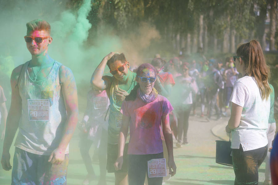 Han sido muchas las familias con niños que se han animado así a empezar el Día de Andalucía corriendo entre polvos de colores. En total, más de 4.000 personas