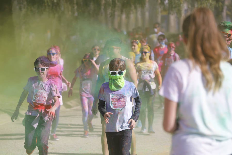 Han sido muchas las familias con niños que se han animado así a empezar el Día de Andalucía corriendo entre polvos de colores. En total, más de 4.000 personas