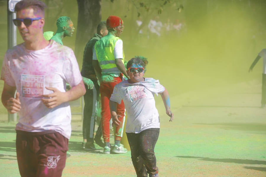 Han sido muchas las familias con niños que se han animado así a empezar el Día de Andalucía corriendo entre polvos de colores. En total, más de 4.000 personas