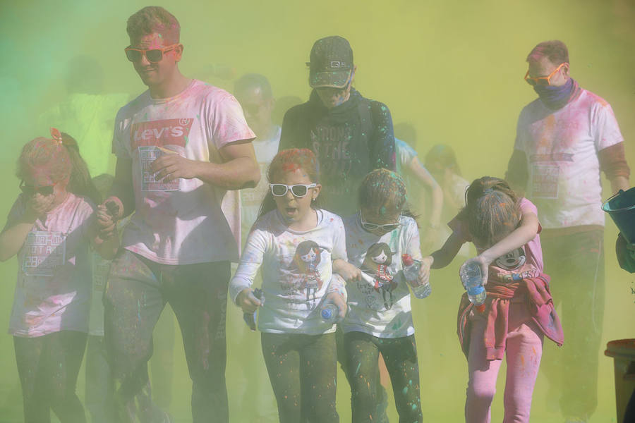 Han sido muchas las familias con niños que se han animado así a empezar el Día de Andalucía corriendo entre polvos de colores. En total, más de 4.000 personas