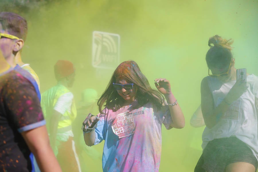 Han sido muchas las familias con niños que se han animado así a empezar el Día de Andalucía corriendo entre polvos de colores. En total, más de 4.000 personas