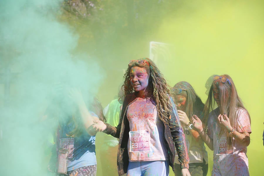 Han sido muchas las familias con niños que se han animado así a empezar el Día de Andalucía corriendo entre polvos de colores. En total, más de 4.000 personas