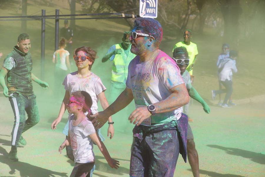 Han sido muchas las familias con niños que se han animado así a empezar el Día de Andalucía corriendo entre polvos de colores. En total, más de 4.000 personas