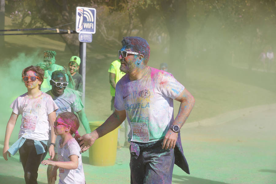 Han sido muchas las familias con niños que se han animado así a empezar el Día de Andalucía corriendo entre polvos de colores. En total, más de 4.000 personas