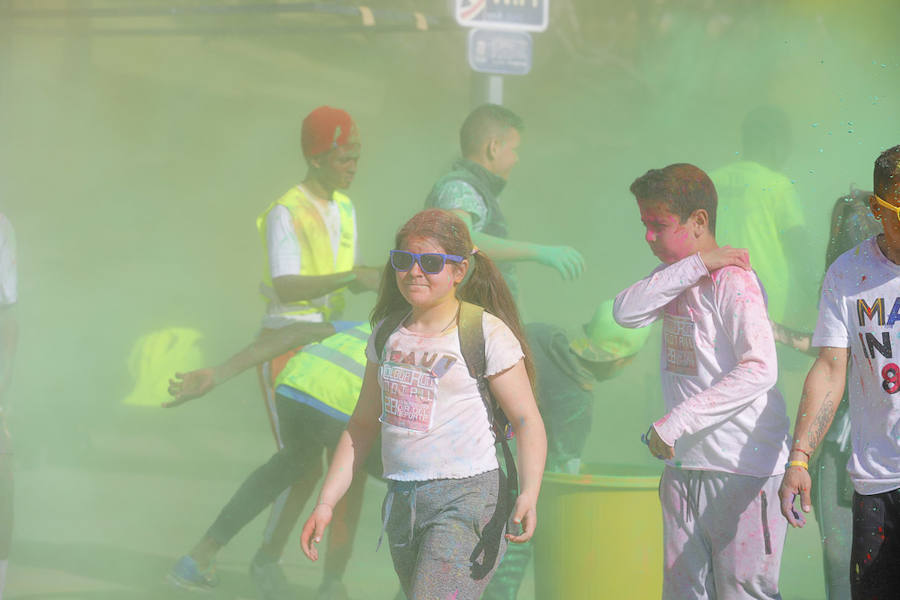 Han sido muchas las familias con niños que se han animado así a empezar el Día de Andalucía corriendo entre polvos de colores. En total, más de 4.000 personas