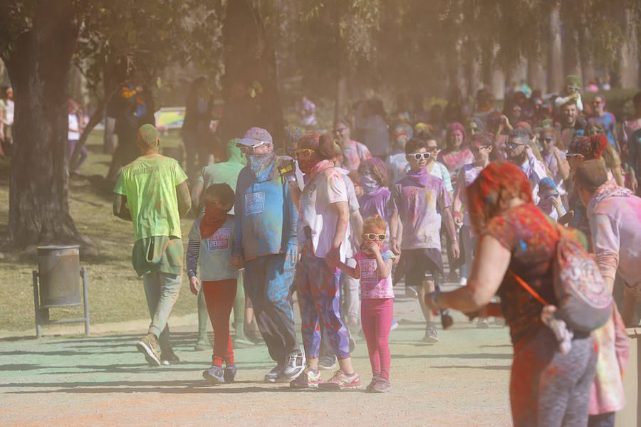 Han sido muchas las familias con niños que se han animado así a empezar el Día de Andalucía corriendo entre polvos de colores. En total, más de 4.000 personas