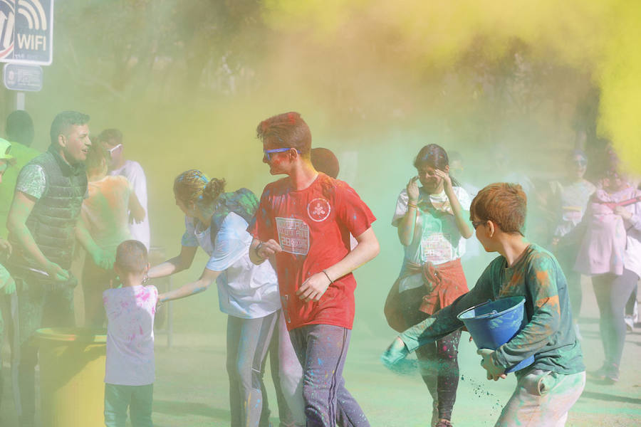 Han sido muchas las familias con niños que se han animado así a empezar el Día de Andalucía corriendo entre polvos de colores. En total, más de 4.000 personas