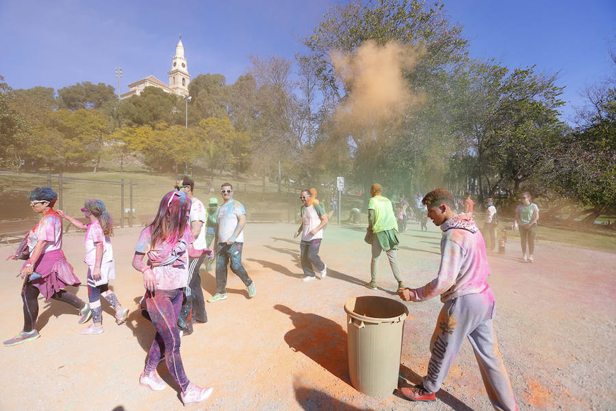 Han sido muchas las familias con niños que se han animado así a empezar el Día de Andalucía corriendo entre polvos de colores. En total, más de 4.000 personas