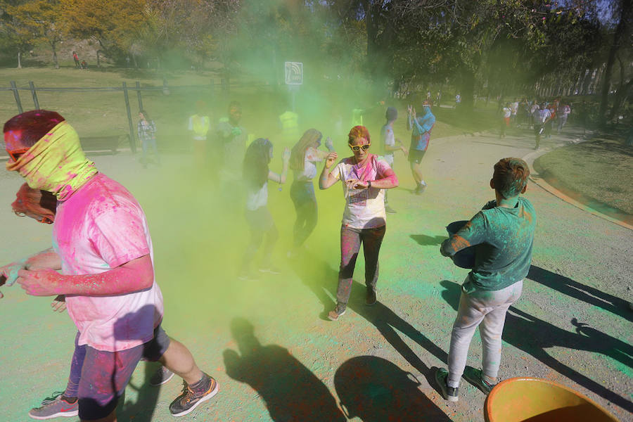 Han sido muchas las familias con niños que se han animado así a empezar el Día de Andalucía corriendo entre polvos de colores. En total, más de 4.000 personas