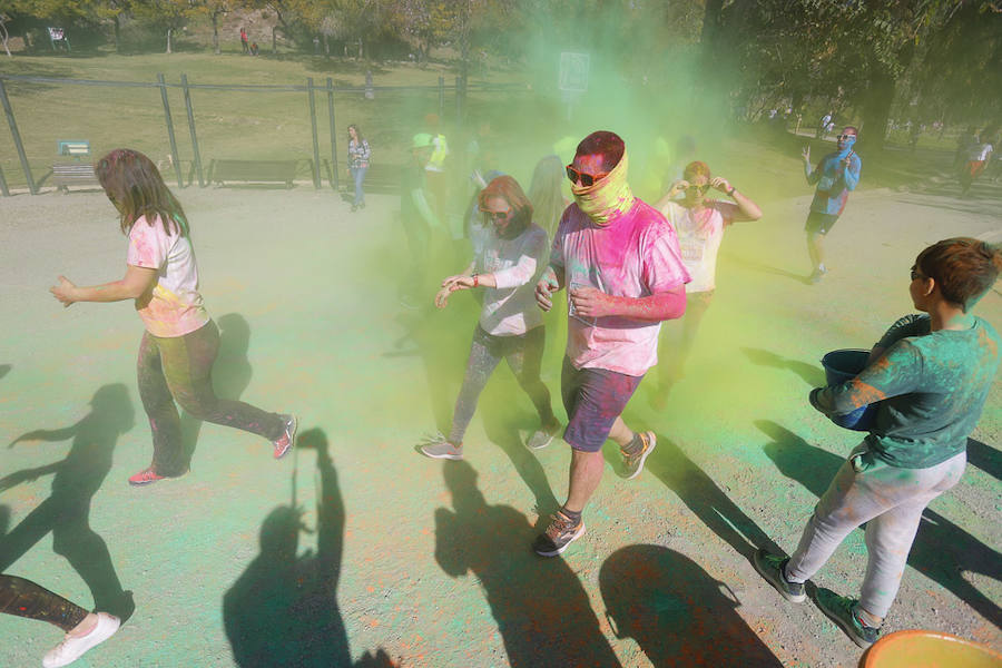 Han sido muchas las familias con niños que se han animado así a empezar el Día de Andalucía corriendo entre polvos de colores. En total, más de 4.000 personas