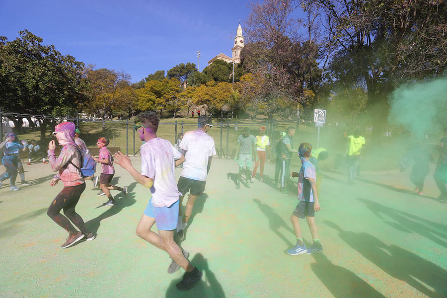 Han sido muchas las familias con niños que se han animado así a empezar el Día de Andalucía corriendo entre polvos de colores. En total, más de 4.000 personas