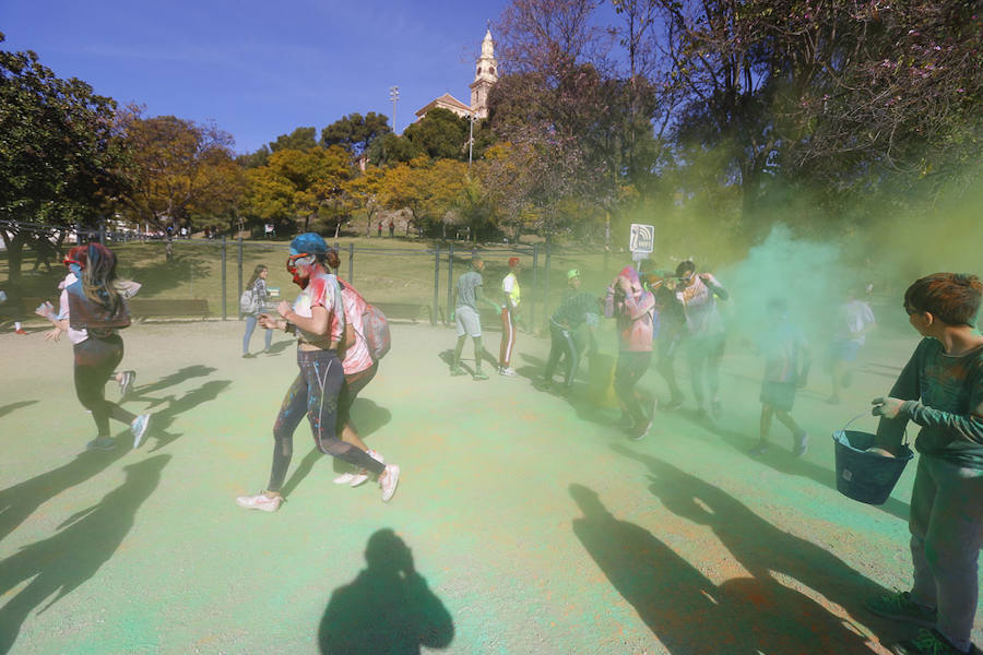 Han sido muchas las familias con niños que se han animado así a empezar el Día de Andalucía corriendo entre polvos de colores. En total, más de 4.000 personas