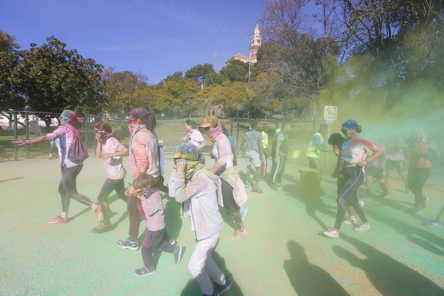 Han sido muchas las familias con niños que se han animado así a empezar el Día de Andalucía corriendo entre polvos de colores. En total, más de 4.000 personas