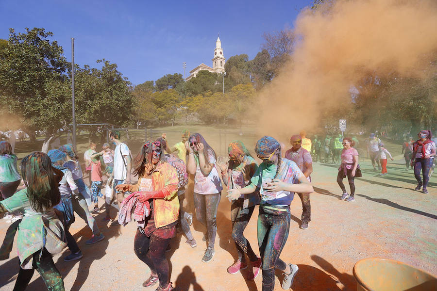 Han sido muchas las familias con niños que se han animado así a empezar el Día de Andalucía corriendo entre polvos de colores. En total, más de 4.000 personas