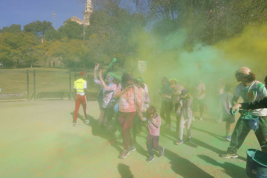 Han sido muchas las familias con niños que se han animado así a empezar el Día de Andalucía corriendo entre polvos de colores. En total, más de 4.000 personas