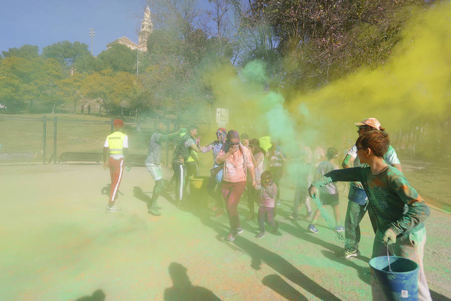 Han sido muchas las familias con niños que se han animado así a empezar el Día de Andalucía corriendo entre polvos de colores. En total, más de 4.000 personas