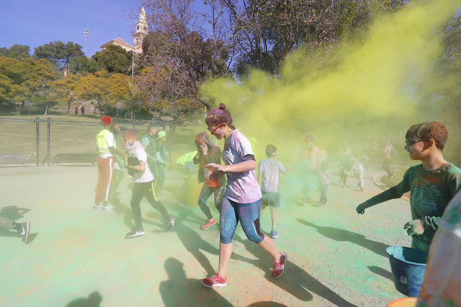 Han sido muchas las familias con niños que se han animado así a empezar el Día de Andalucía corriendo entre polvos de colores. En total, más de 4.000 personas