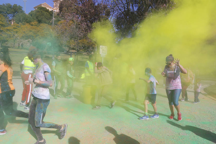 Han sido muchas las familias con niños que se han animado así a empezar el Día de Andalucía corriendo entre polvos de colores. En total, más de 4.000 personas