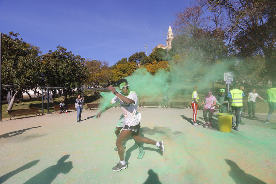 Han sido muchas las familias con niños que se han animado así a empezar el Día de Andalucía corriendo entre polvos de colores. En total, más de 4.000 personas