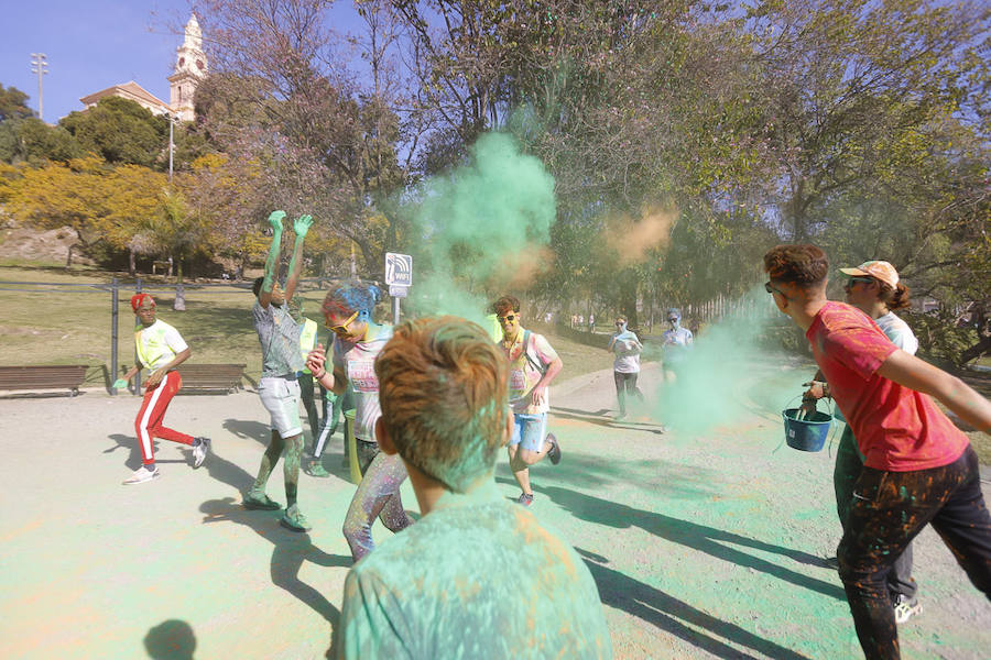 Han sido muchas las familias con niños que se han animado así a empezar el Día de Andalucía corriendo entre polvos de colores. En total, más de 4.000 personas