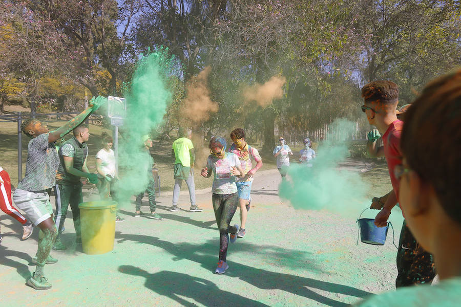 Han sido muchas las familias con niños que se han animado así a empezar el Día de Andalucía corriendo entre polvos de colores. En total, más de 4.000 personas