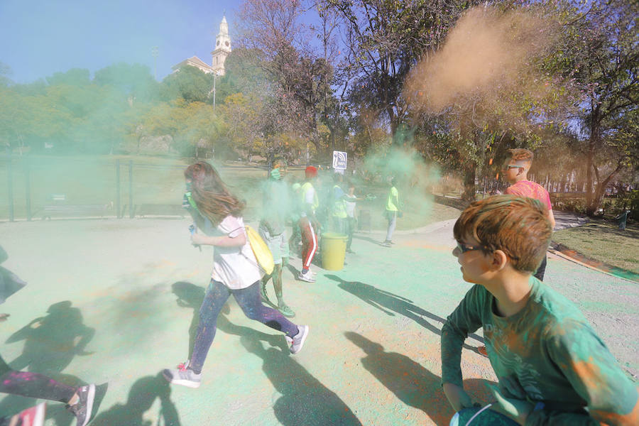 Han sido muchas las familias con niños que se han animado así a empezar el Día de Andalucía corriendo entre polvos de colores. En total, más de 4.000 personas