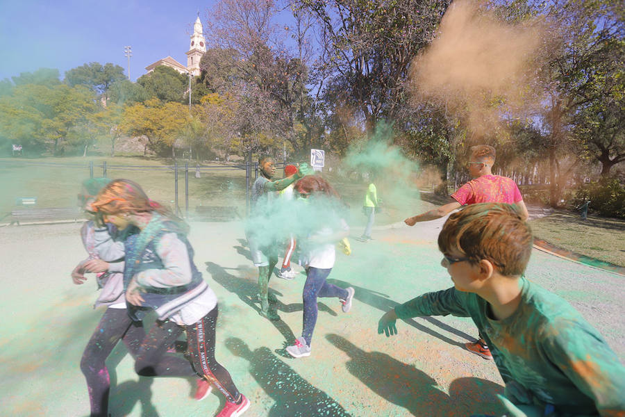 Han sido muchas las familias con niños que se han animado así a empezar el Día de Andalucía corriendo entre polvos de colores. En total, más de 4.000 personas