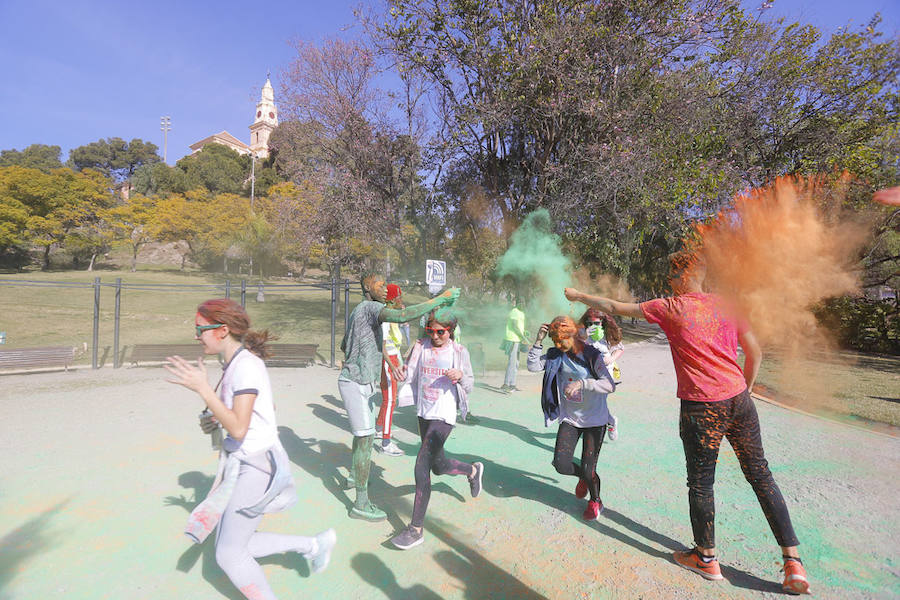 Han sido muchas las familias con niños que se han animado así a empezar el Día de Andalucía corriendo entre polvos de colores. En total, más de 4.000 personas