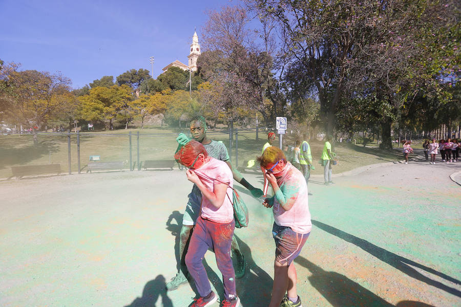 Han sido muchas las familias con niños que se han animado así a empezar el Día de Andalucía corriendo entre polvos de colores. En total, más de 4.000 personas