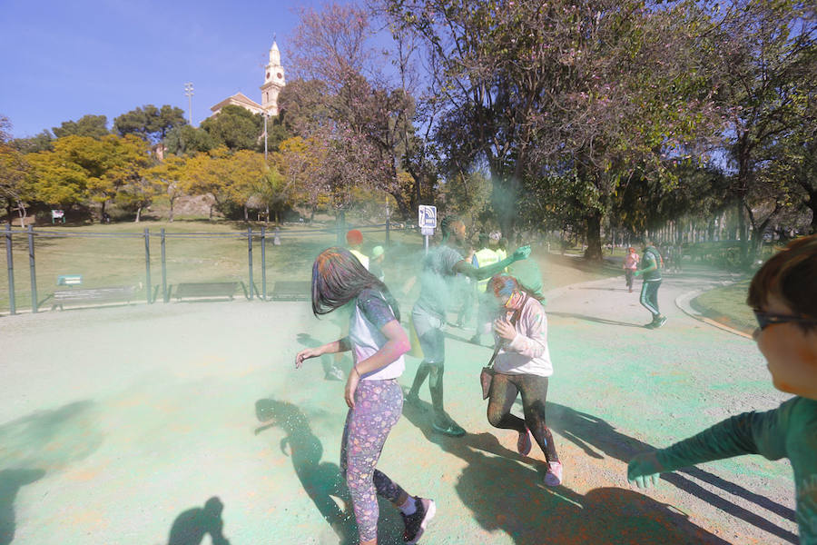 Han sido muchas las familias con niños que se han animado así a empezar el Día de Andalucía corriendo entre polvos de colores. En total, más de 4.000 personas