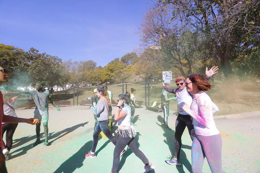 Han sido muchas las familias con niños que se han animado así a empezar el Día de Andalucía corriendo entre polvos de colores. En total, más de 4.000 personas