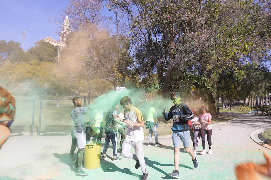 Han sido muchas las familias con niños que se han animado así a empezar el Día de Andalucía corriendo entre polvos de colores. En total, más de 4.000 personas